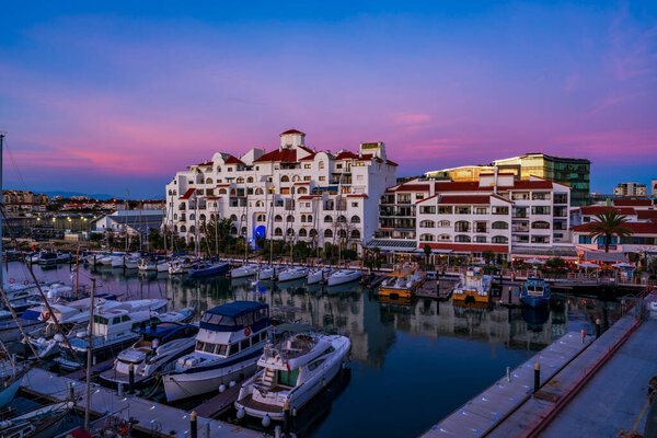 ГИБРАЛТАР, Великобритания - 10 МАРТА 2023: Красочный закат над заливом Марина в Гибралтаре, Британской Заморской Территории и мысом на южном побережье Испании.