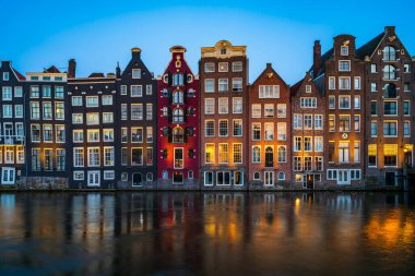 Alacakaranlıkta Amsterdam 'daki tipik Hollandalı evleri. Hollanda
