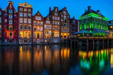 Alacakaranlıkta Amsterdam 'daki tipik Hollandalı evleri. Hollanda