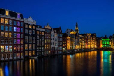 Amsterdam, Hollanda 'da gece tipik Hollandalı evleri