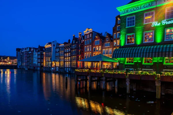 Amsterdam Holland April 2023 Typische Holländische Häuser Säumen Einen Kanal — Stockfoto