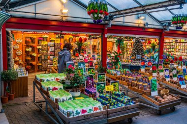 AMSTERDAM, HOLLAND - 17 Nisan 2023: Amsterdam 'da çiçek pazarı. 1862 'de kurulan pazar tüm yıl boyunca açık ve turistler ve yerel halk arasında popüler, ziyaret etmek için çok renkli bir yer.