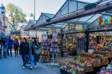 AMSTERDAM, HOLLAND - 17 Nisan 2023: Amsterdam 'da çiçek pazarı. 1862 'de kurulan pazar tüm yıl boyunca açık ve turistler ve yerel halk arasında popüler, ziyaret etmek için çok renkli bir yer.