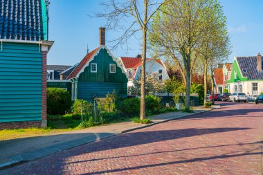 ZAANDIJK, HOLLLAND - APRIL 17, 2023: Zaandijk Zaanstad Belediyesi Zaanstad, Zaanse Schans 'ın tarihi yel değirmenleri, evleri ve popüler turizm merkezleriyle ünlü bir mahallesidir.