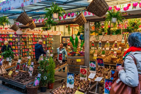stock image AMSTERDAM, HOLLAND - APRIL 17, 2023: Flower market in Amsterdam. Founded in 1862, the market is open all year and is a very colorful place to visit, popular with tourists and locals