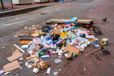 AMSTERDAM, HOLLAND - 18 Nisan 2023: Amsterdam 'daki çöp kaldırımı Hollanda başkentindeki çöp toplama sorunlarını vurguluyor.