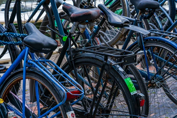 Amsterdam Holland April 2023 Auf Einem Bürgersteig Amsterdam Abgestellte Fahrräder — Stockfoto