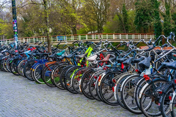 Amsterdam Olanda Aprile 2023 Biciclette Parcheggiate Marciapiede Amsterdam Ciclismo Modo — Foto Stock