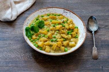 Hindistan cevizi ve yeşil bezelyeli patates körisi.