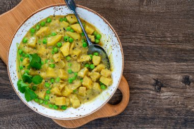 Hindistan cevizi ve yeşil bezelyeli patates körisi.