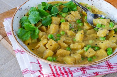 Hindistan cevizi ve yeşil bezelyeli patates körisi.