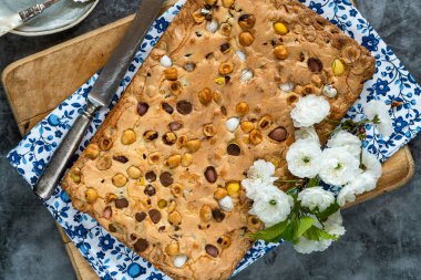 Fındık ve yaban mersinli mini çikolatalı tepsi.