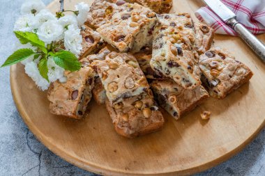 Kare şeklinde kesilmiş fındıklı ve kızılcıklı Paskalya çikolatalı tepsi.
