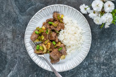 Biftek ve kereviz pirinçle kızartılır.