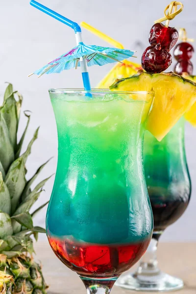 Kolorowy Koktajl Tęczy Sunshine Lagoon Tequila — Zdjęcie stockowe