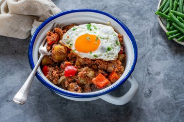 Kızarmış yumurta ve yeşil fasulyeli sığır konservesi.