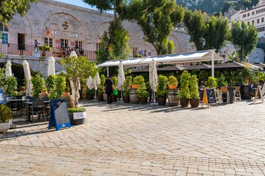 GIBRALTAR, İngiltere - 12 Mart 2023: Gibraltar kasabasındaki Casemates Meydanı manzarası. Cebelitarık bir İngiliz Denizaşırı Toprakları ve popüler bir turizm beldesidir.