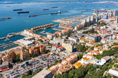 Yukarı Kaya 'dan Cebelitarık kasabası manzarası. İngiltere