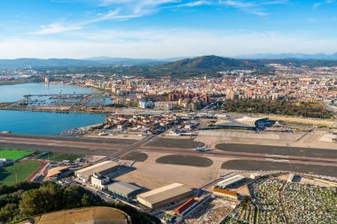 Gibraltar havaalanı ve Yukarı Kaya 'dan La Linea de Conception kasabasının manzarası. İngiltere