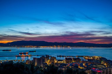 Gibraltar kasabası ve İngiltere 'nin Cebelitarık Körfezi üzerinde gün batımı
