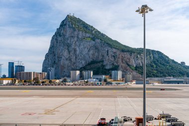 GIBRALTAR, İngiltere - 13 Mart 2023: Cebelitarık Kayası Uluslararası Havalimanı 'ndan görüldü. Cebelitarık bir İngiliz Denizaşırı Toprakları ve popüler bir turizm beldesidir.