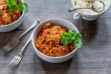 Pirinçli tavuk dhansak köri.