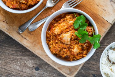 Pirinçli tavuk dhansak köri.