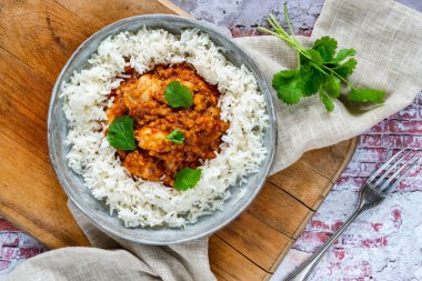 Pirinçli tavuk dhansak köri.