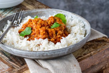 Pirinçli tavuk dhansak köri.