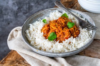 Pirinçli tavuk dhansak köri.