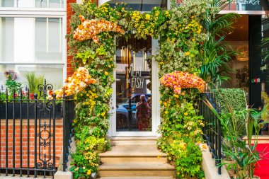 Londra, İngiltere - 24 Mayıs 2023: Chelsea için her yıl düzenlenen çiçek sergisi Chelsea sokaklarını taze çiçeklerden yapılmış nefes kesici görüntülerle donattı.