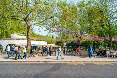 Londra, İngiltere - 24 Mayıs 2023: İnsanlar, şık butikler ve King 's Road' da kuyruk oluşturan lüks restoranlarla bilinen Chelsea 'de güneşli bir bahar gününün tadını çıkarıyorlar.