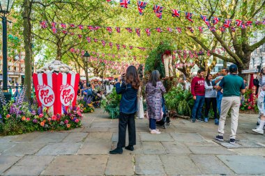 Londra, İngiltere - 24 Mayıs 2023: Chelsea için her yıl düzenlenen çiçek sergisi Chelsea sokaklarını taze çiçeklerden yapılmış nefes kesici görüntülerle donattı.