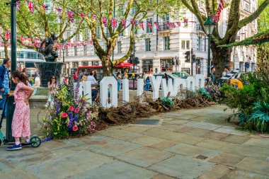 Londra, İngiltere - 24 Mayıs 2023: Chelsea için her yıl düzenlenen çiçek sergisi Chelsea sokaklarını taze çiçeklerden yapılmış nefes kesici görüntülerle donattı.