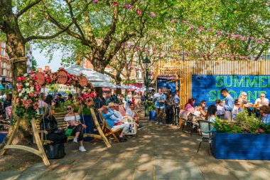 Londra, İngiltere - 24 Mayıs 2023: Chelsea için her yıl düzenlenen çiçek sergisi Chelsea sokaklarını taze çiçeklerden yapılmış nefes kesici görüntülerle donattı.