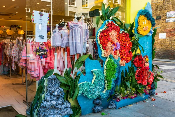 Londra, İngiltere - 24 Mayıs 2023: Chelsea için her yıl düzenlenen çiçek sergisi Chelsea sokaklarını taze çiçeklerden yapılmış nefes kesici görüntülerle donattı.