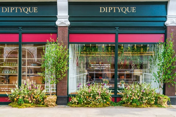 stock image LONDON, UK - MAY 24, 2023: A spectacular floral display decorates window of a shop in Chelsea during Chelsea in Bloom annual floral art show in London