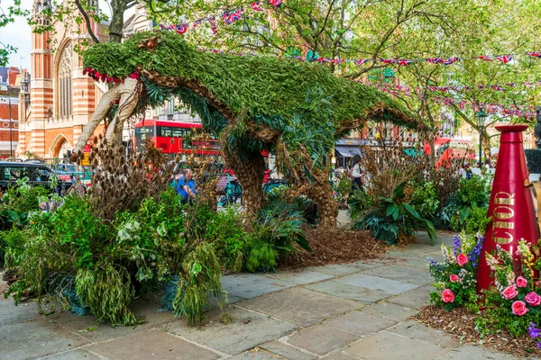 Londra, İngiltere - 24 Mayıs 2023: Chelsea için her yıl düzenlenen çiçek sergisi Chelsea sokaklarını taze çiçeklerden yapılmış nefes kesici görüntülerle donattı.