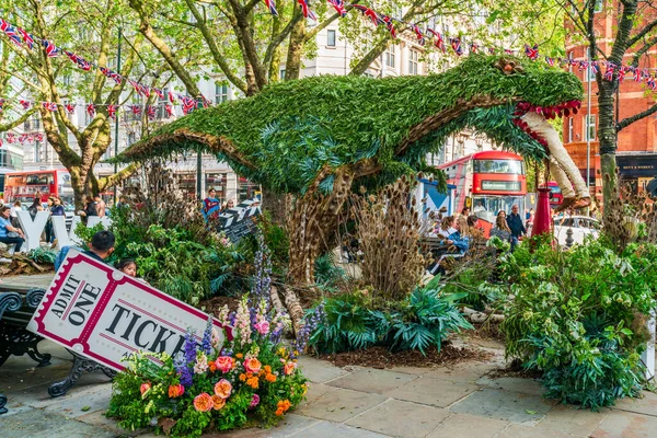 Londra, İngiltere - 24 Mayıs 2023: Chelsea için her yıl düzenlenen çiçek sergisi Chelsea sokaklarını taze çiçeklerden yapılmış nefes kesici görüntülerle donattı.