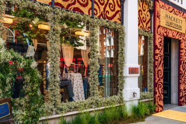 Londra, İngiltere - 24 Mayıs 2023: Chelsea için her yıl düzenlenen çiçek sergisi Chelsea sokaklarını taze çiçeklerden yapılmış nefes kesici görüntülerle donattı.