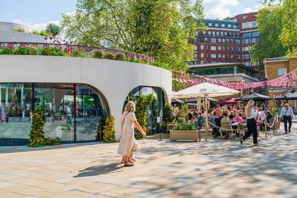stock image LONDON, UK - MAY 24, 2023: People enjoy sunny spring day in Chelsea, an affluent area known for the smart boutiques and high-end restaurants lining busy King's Road