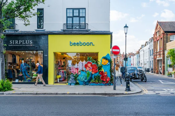 stock image LONDON, UK - MAY 24, 2023: A spectacular floral display decorates window of a shop in Chelsea during Chelsea in Bloom annual floral art show in London