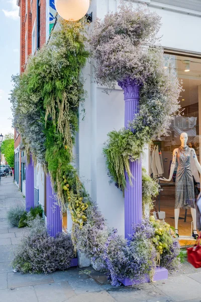 stock image LONDON, UK - MAY 24, 2023: A spectacular floral display decorates window of a shop in Chelsea during Chelsea in Bloom annual floral art show in London