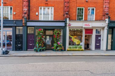 LONDON, İngiltere - 24 Mayıs 2023: Londra 'daki Bloom yıllık çiçek sergisi sırasında Chelsea' de çiçekçi vitrinleri sergileniyor