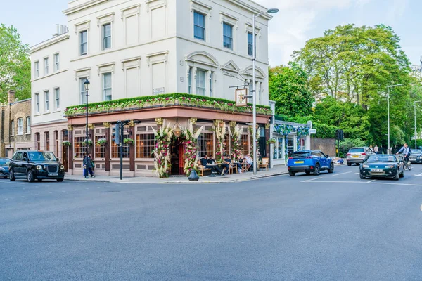 Londra, İngiltere - 24 Mayıs 2023: Chelsea için her yıl düzenlenen çiçek sergisi Chelsea sokaklarını taze çiçeklerden yapılmış nefes kesici görüntülerle donattı.