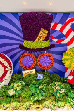 LONDON, İngiltere - 26 Mayıs 2023: Londra 'daki Bloom yıllık çiçek sergisi sırasında Chelsea' deki Peter Jones mağazasının vitrininde taze çiçeklerden yapılmış muhteşem bir çiçek sergisi