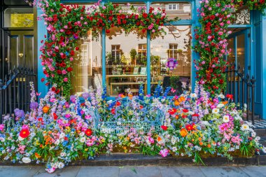 LONDON, İngiltere - 26 Mayıs 2023: Chelsea in Bloom, Chelsea sokaklarının en görkemli çiçek sergisi.