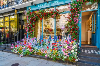 LONDON, İngiltere - 26 Mayıs 2023: Chelsea in Bloom, Chelsea sokaklarının en görkemli çiçek sergisi.