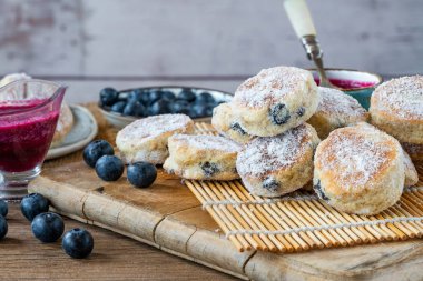 Geleneksel böğürtlen soslu rezene Galler kekleri.