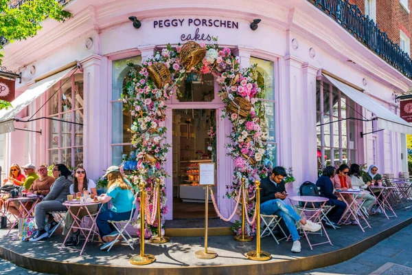 stock image LONDON, UK - MAY 26, 2023: A spectacular floral display decorates window of Peggy Porschen bakery shop in Chelsea during Chelsea in Bloom annual floral art show in London